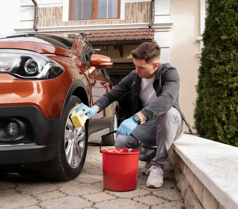 Lavage auto à domicile Raimbeaucourt : professionnel intervenant sur un véhicule